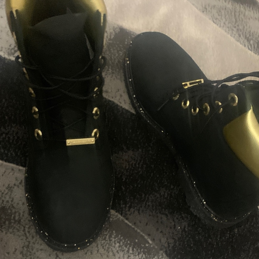 Timberlands Black and Gold shoe - Picture 6 of 6